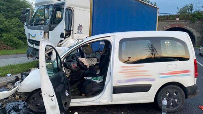 Во Львове столкнулись грузовик и микроавтобус: трое травмированы