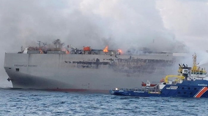 У берегов Нидерландов на судне сгорели почти 3800 автомобилей