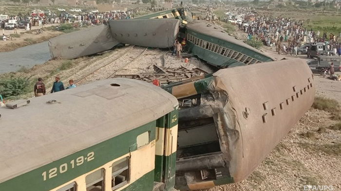 Около 30 человек погибли в результате аварии поезда в Пакистане (видео)