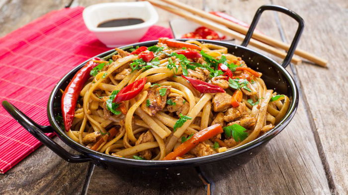 Курица чоу-мейн с лапшой и овощами: классический рецепт азиатской кухни