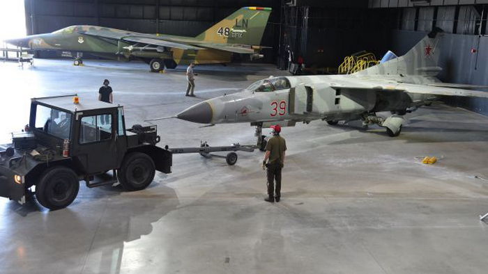Советский истребитель МиГ-23 разбился в США: повреждено несколько автомобилей