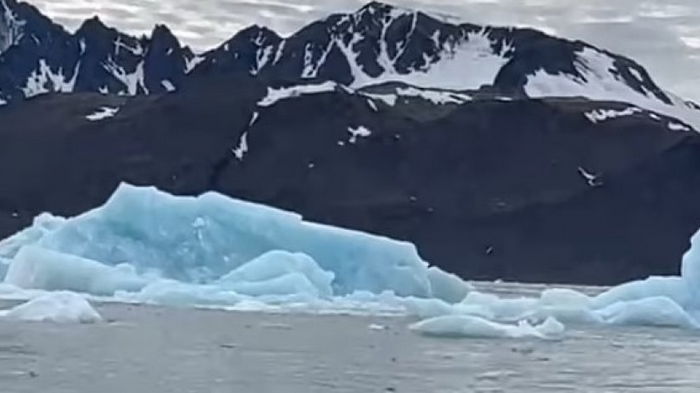 Брейк-данс в океане. Невероятный момент, как айсберг откалывается и кувыркается в воде (видео)