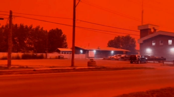 Небо покраснело: в Канаде одновременно бушует 1000 лесных пожаров
