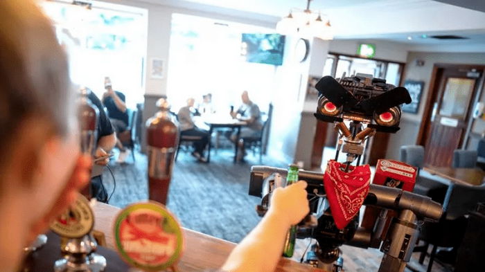 Исполнил давнюю мечту: мужчина собрал робота в гараже и пошел с ним в бар (видео)