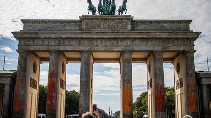 В Берлине климатические активисты облили краской Бранденбургские ворота