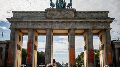 В Берлине климатические активисты облили краской Бранденбургские ворот...