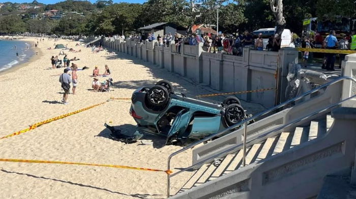 В Австралии кроссовер Kia перевернулся на переполненном пляже (фото)