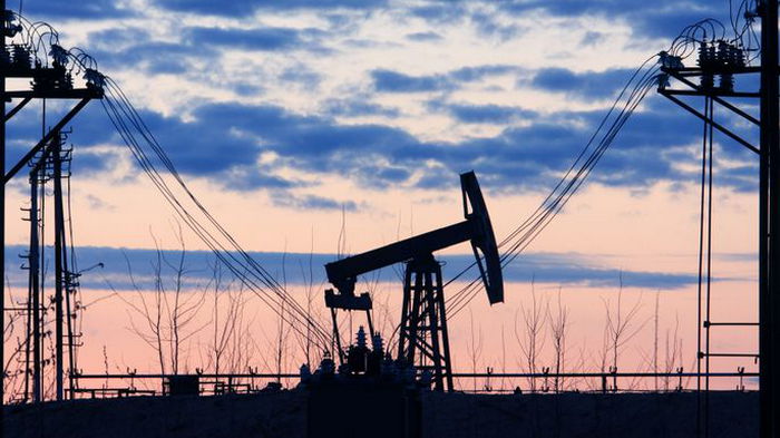 Цена на нефть упала ниже 90 долларов