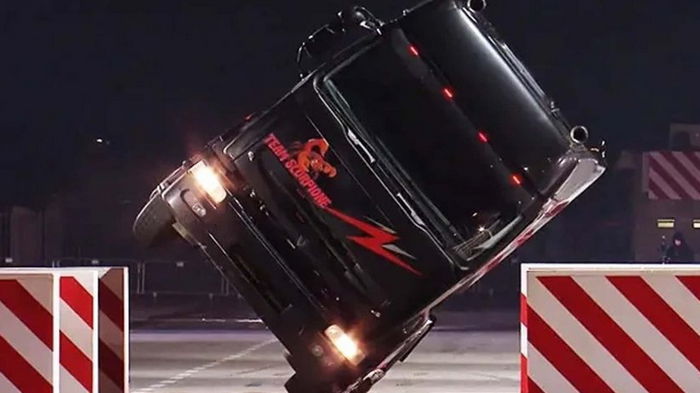 Опасный трюк: каскадер установил необычный мировой рекорд на грузовике (видео)