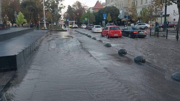 Во Львове из-за порыва водопроводной сети затопило центр города