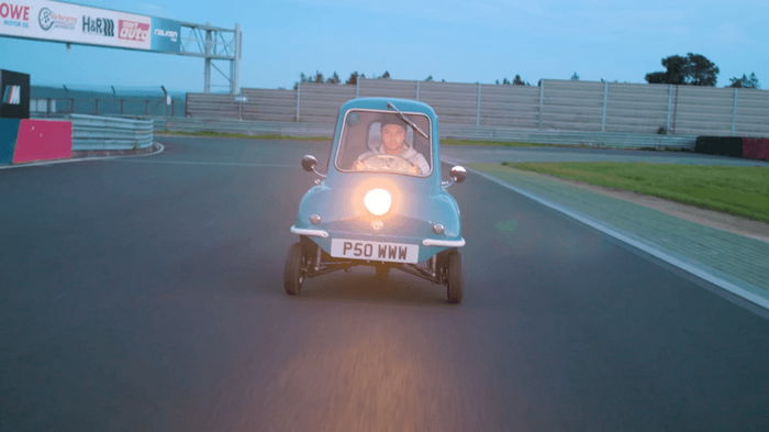 Самое маленькое авто в мире испытали на сложнейшем гоночном треке (видео)