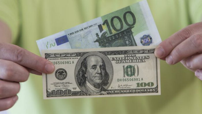 Доллар падает второй день подряд: официальные курсы на 27 октября
