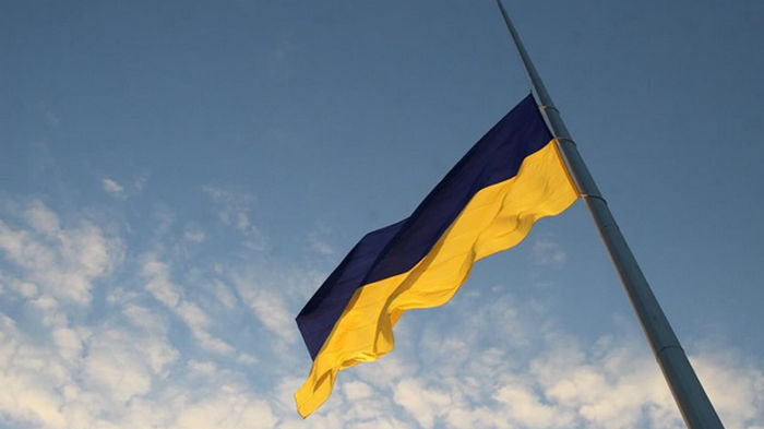 В Киеве поврежден самый большой флаг Украины