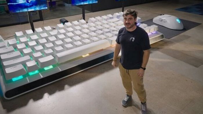Компания Alienware представила самую большую клавиатуру и мышь в мире (видео)