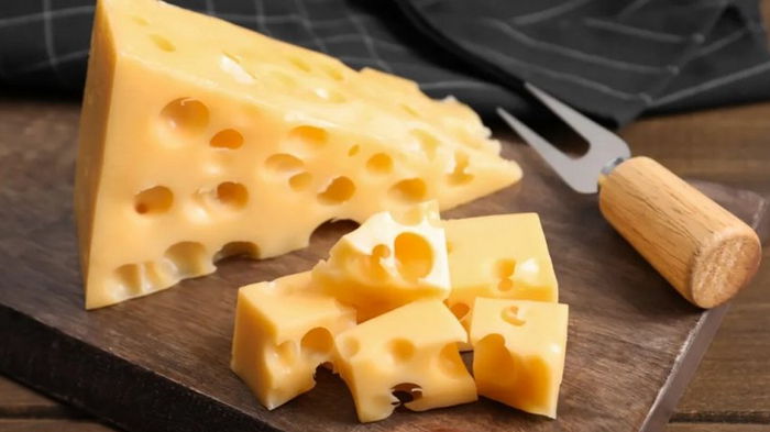 Откуда берутся дыры в швейцарском сыре и почему их называют «глазами»: объяснение ученых