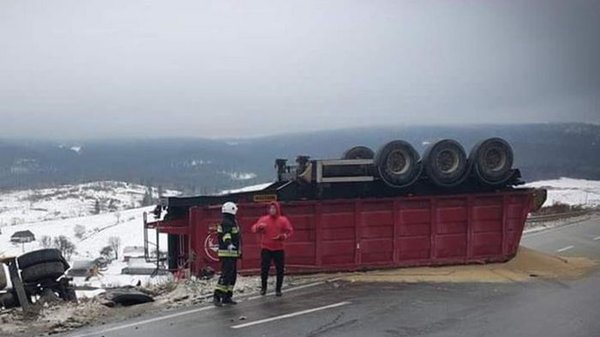 На трассе Киев-Чоп перевернулся грузовик