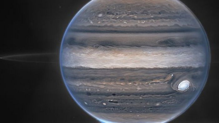 Темная материя вызывает свечение ночной стороны Юпитера: что выяснили ученые (фото)