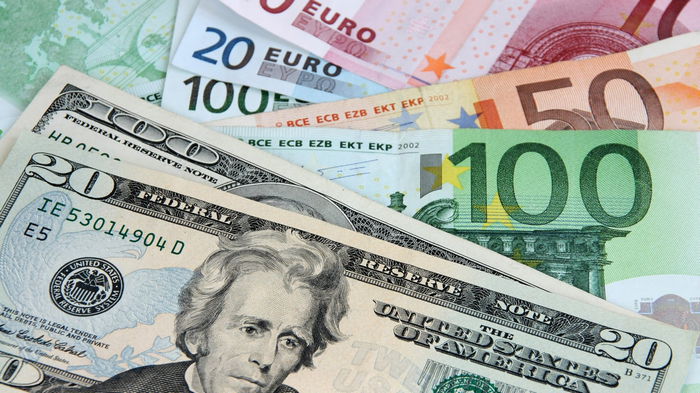 НБУ впервые в истории поднял официальный курс доллара выше 37 гривен