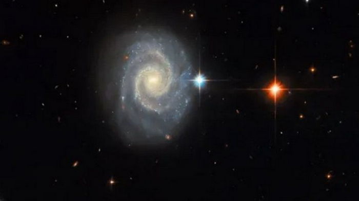 Новый снимок телескопа Хаббл: галактика, свет которой противоречит квантовой физике