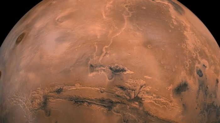 Следы на песке. Камера аппарата MRO сделала интересный снимок поверхности Марса (фото)