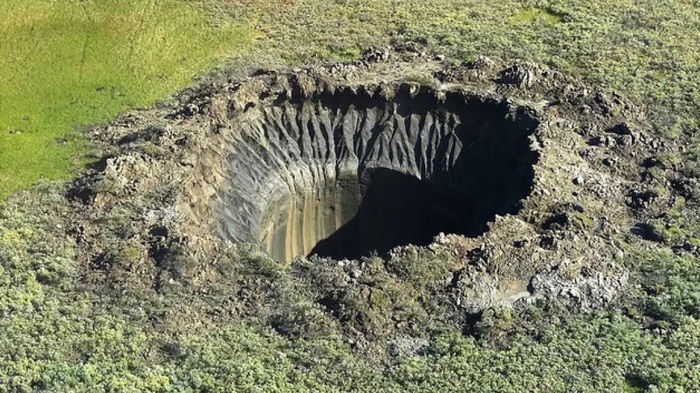 Под землей в Сибири что-то взрывается, образуя 50-метровые дыры: ученые объяснили явление (фото)