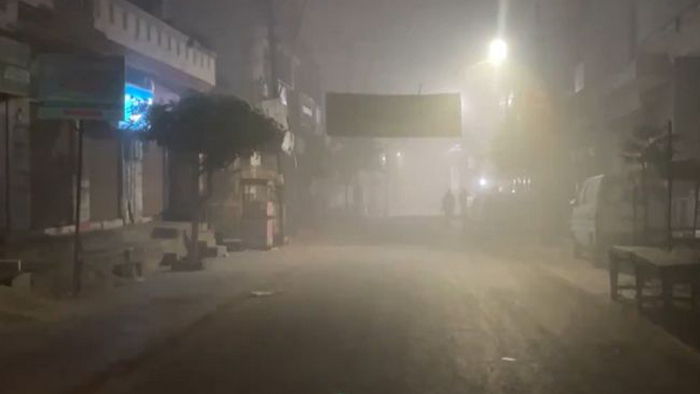 Густой туман и холод в столице Индии задержали сотни железнодорожных и авиарейсов