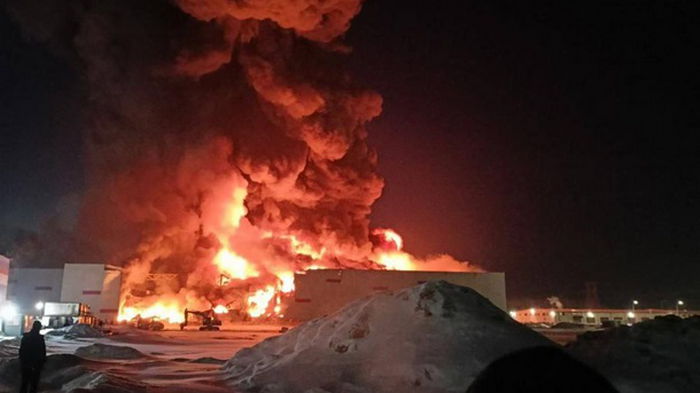В Петербурге вспыхнул масштабный пожар на складе