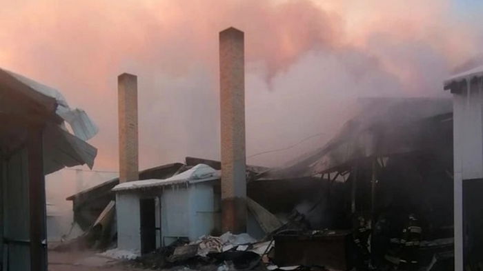 В Челябинской области произошел масштабный пожар на фабрике (фото)