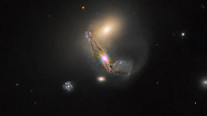 Телескоп NASA обнаружил группу галактик, имеющих сверхмассивную черную дыру