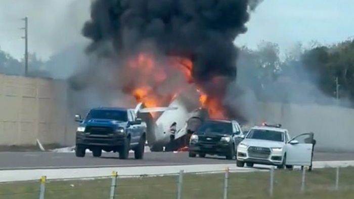 В США на трассу упал самолет, есть жертвы (видео)