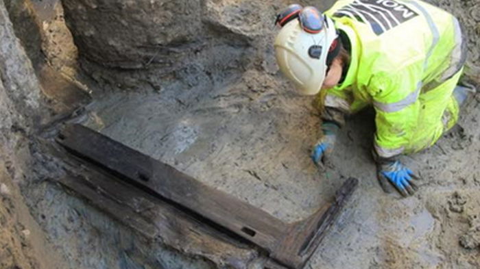 В Лондоне археологи нашли римскую погребальную кровать