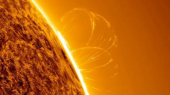 Огромные петли из плазмы появились после мощного взрыва на Солнце: их сложно объяснить