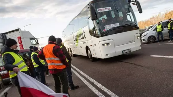Поляки начали блокировать автобусы на границе — ГПСУ
