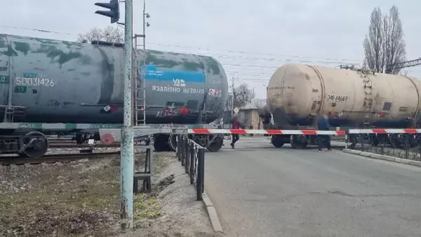 В Борисполе сошли с рельсов цистерны для топлива: ж/д переезд закрыли