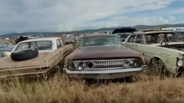 Ржавые раритеты: в США на свалке обнаружили ценные старинные авто (вид...