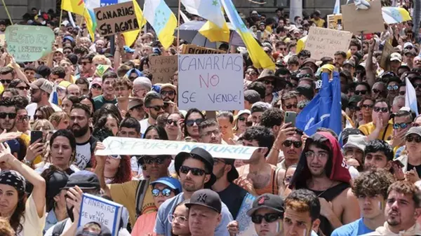 На Канарских островах в Испании прошли протесты против массового туриз...
