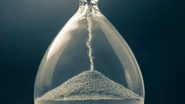 Время замерло: физики наконец-то выяснили, как песок в часах может внезапно остановиться