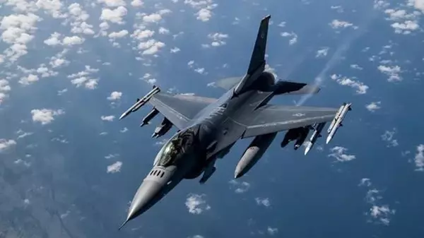 В США недалеко от базы ВВС разбился самолет F-16
