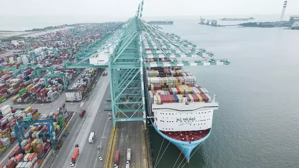 Maersk предупредила о падении грузоперевозок из-за эскалации в Красном море