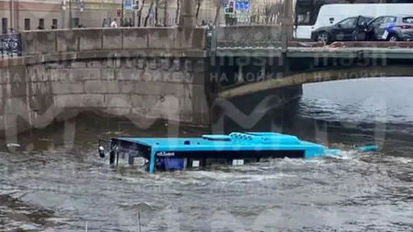 В Петербурге автобус упал в реку, есть жертва