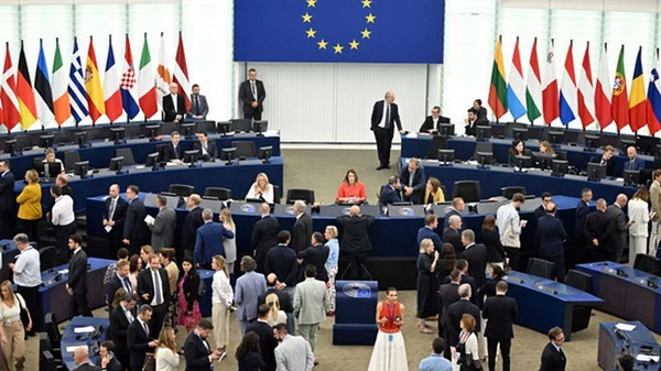 Критик Венгрии в Европарламенте разоблачил попытку слежки
