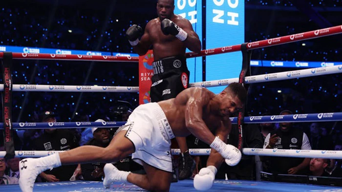 Усик сделал прогноз на потенциальный реванш Джошуа и Дюбуа