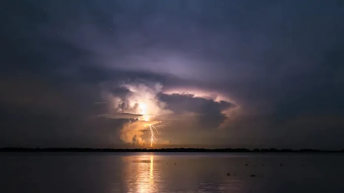 280 молний в час: самая мощная гроза на Земле длится более полугода