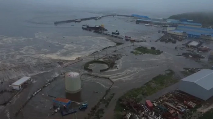 Цунами смыло завод на Камчатке