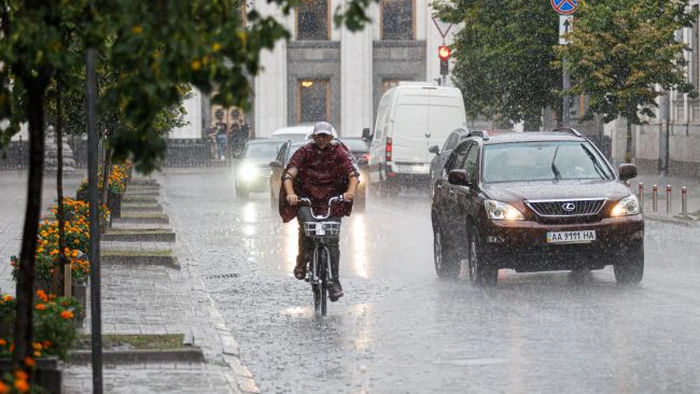 Грозові хмари й шквали: де в Україні сьогодні вируватиме негода