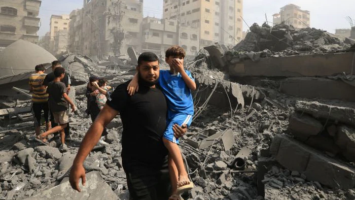 Израиль бомбит Газу, люди протестуют против операции Нетаньяху, — СМИ