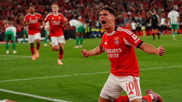 Бенфика, несмотря на гол Судакова, потеряла первые очки с Моуринью