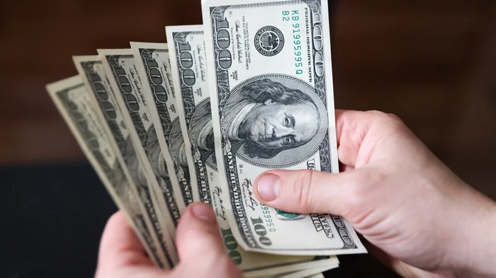 Доллар подешевел к мировым валютам из-за шатдауна в США