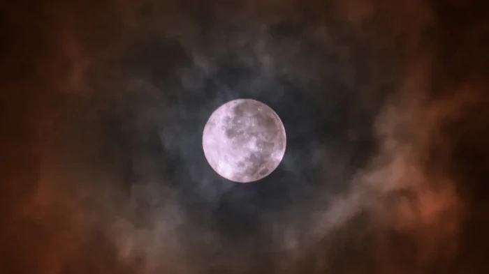 Люди плохо спят в полнолуние из-за древней привычки: что выяснили ученые