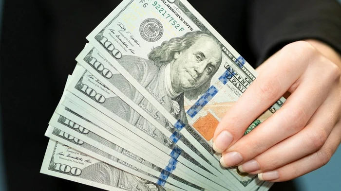 НБУ продолжает повышать курс доллара